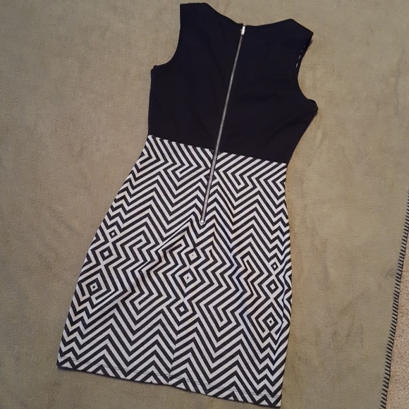 XS Arden B - Black & Grey Geometric Dress w/ Belt - Picture 5 of 7